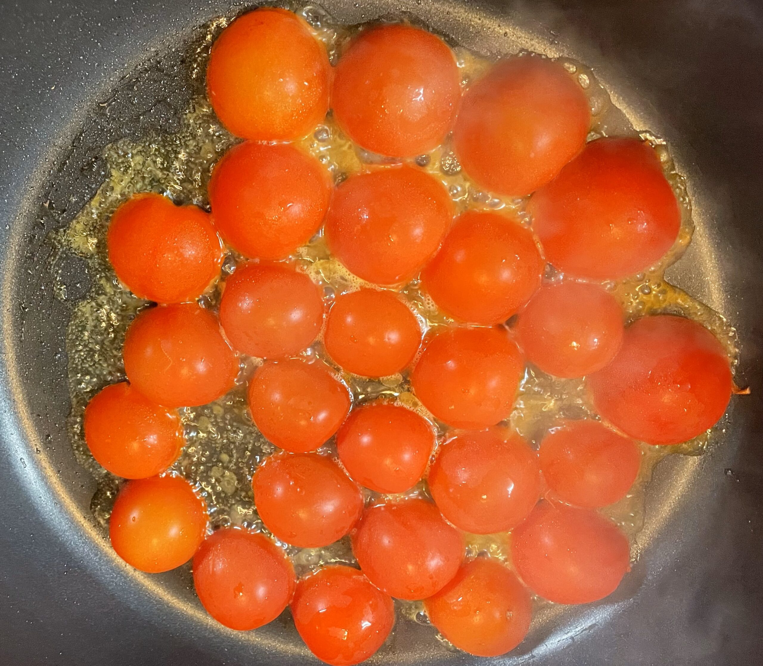 チェリートマトの炒め物【ポモドリニ・イン・パデッラ】の調理工程２