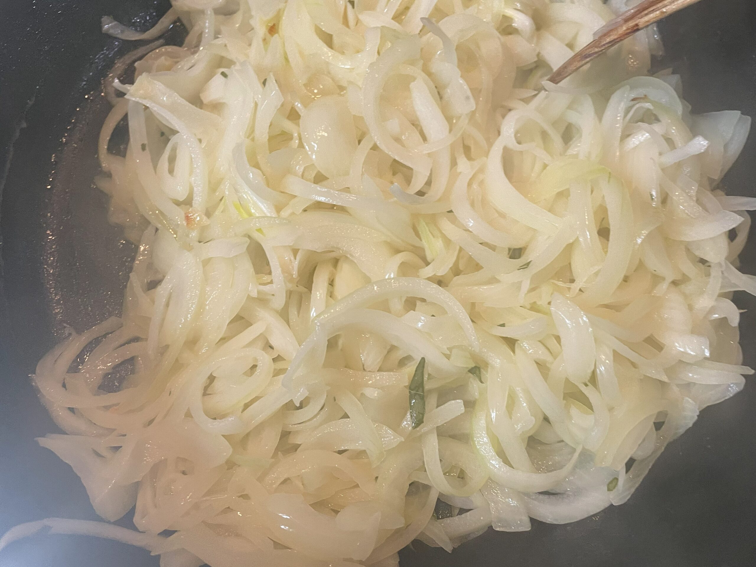 玉ねぎの炒め物【チポーリ・イン・パデッタ】の調理工程１