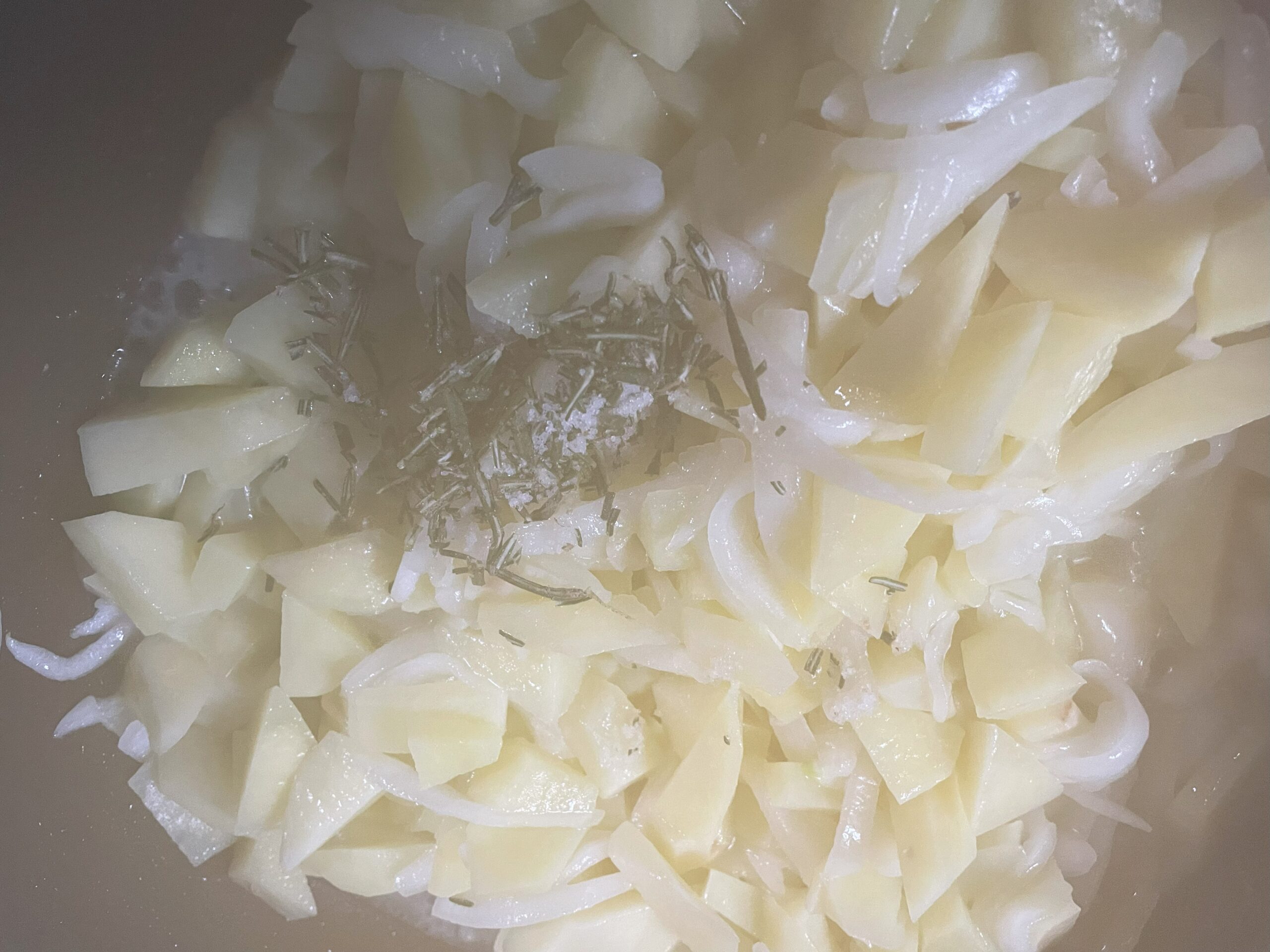 ジャガイモと玉ねぎの炒め物【パターテ・エ・チポーレ・イン・パデッラ】の調理工程２